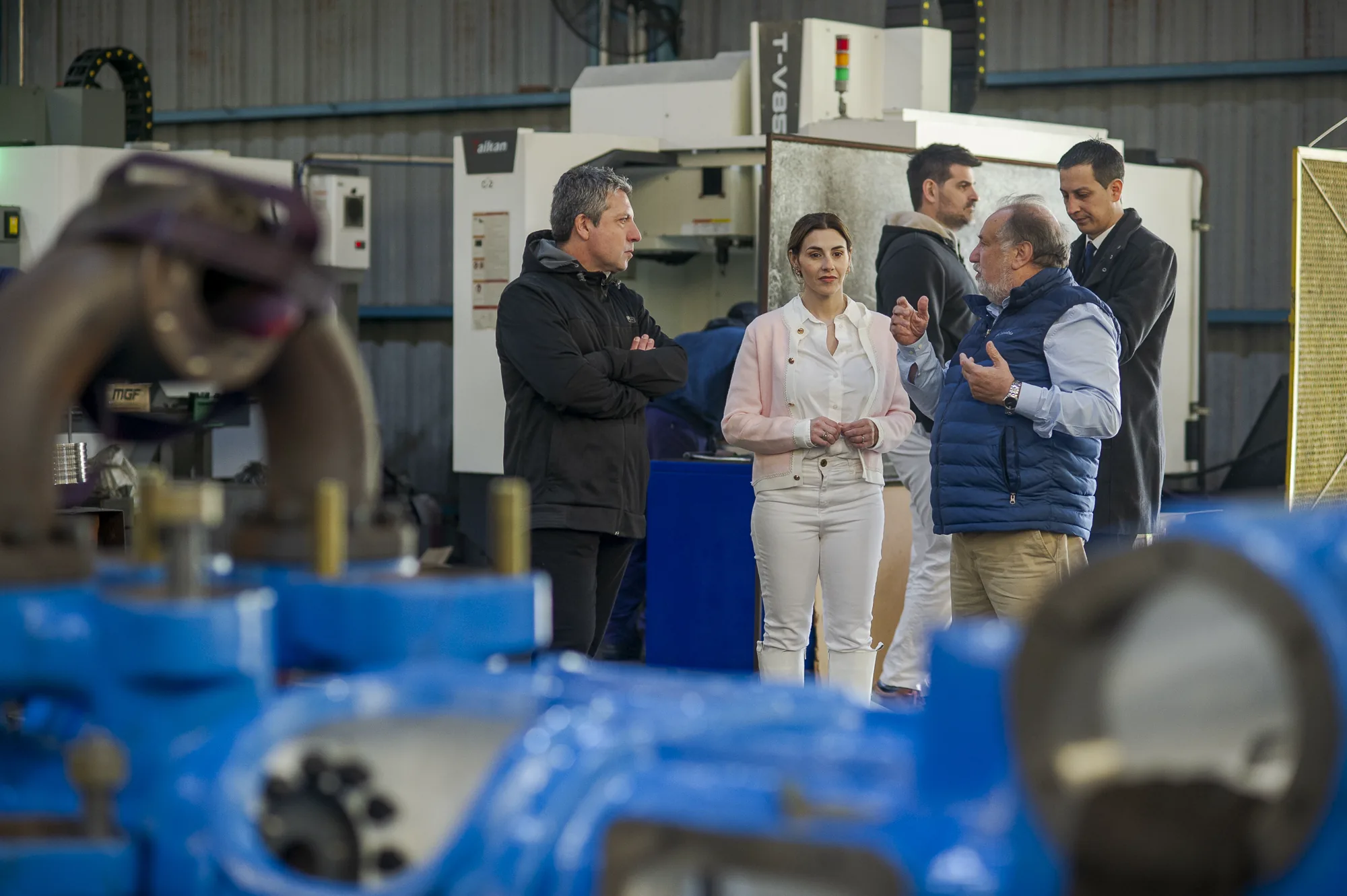Marcela Pagano durante una recorrida por establecimientos industriales de Berazategui, fotografía 2 de 12