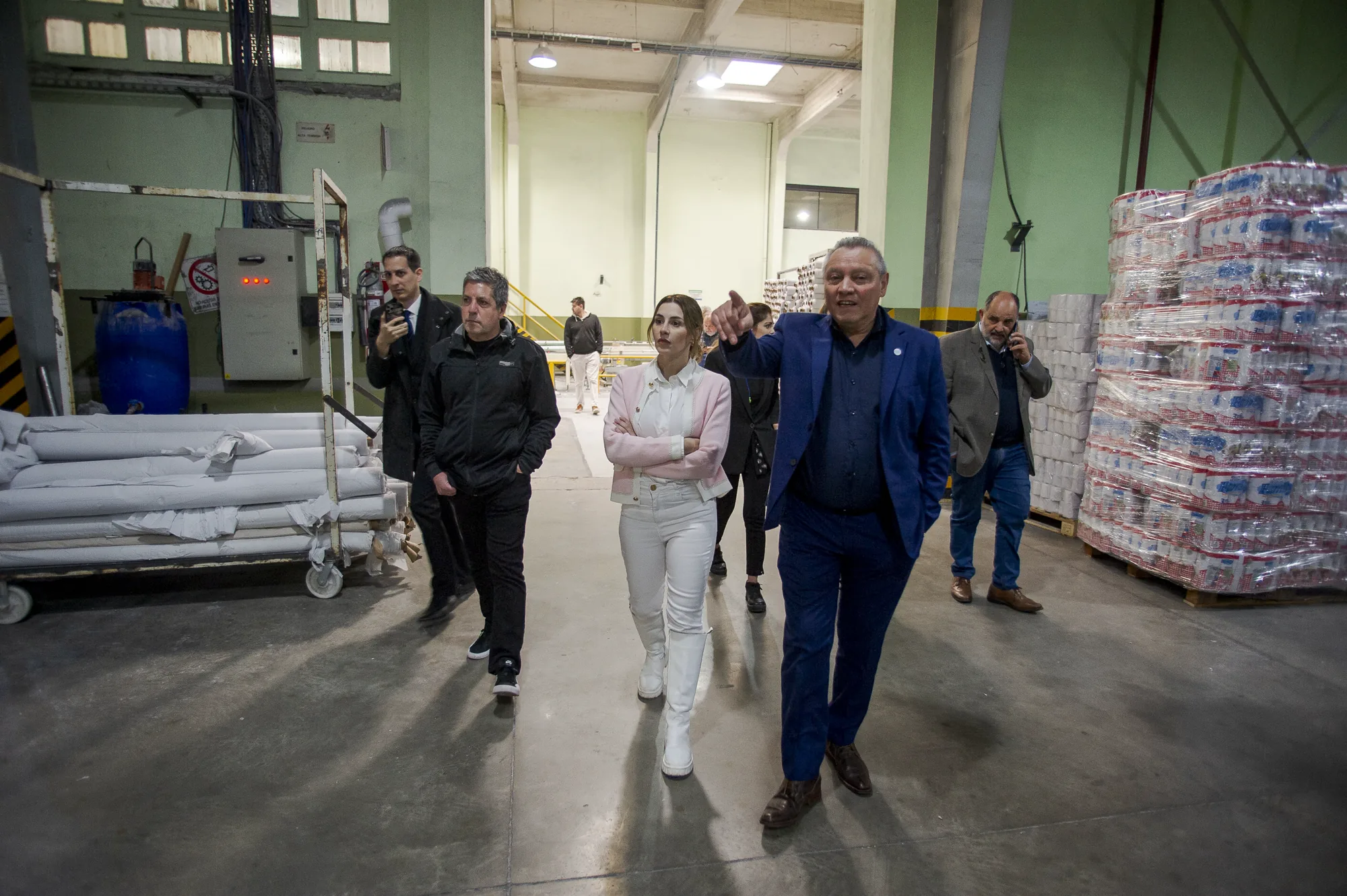 Marcela Pagano durante una recorrida por establecimientos industriales de Berazategui, fotografía 3 de 12