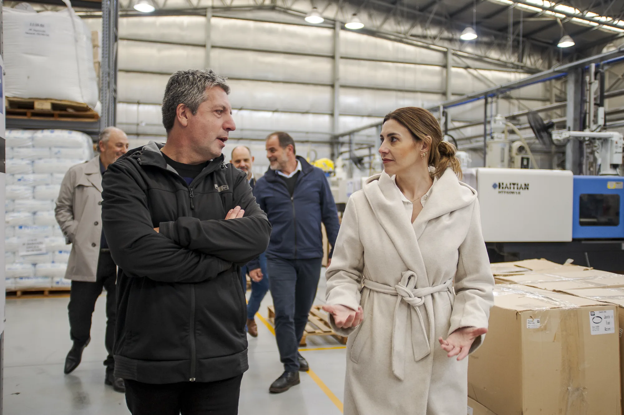 Marcela Pagano durante una recorrida por establecimientos industriales de Berazategui, fotografía 4 de 12