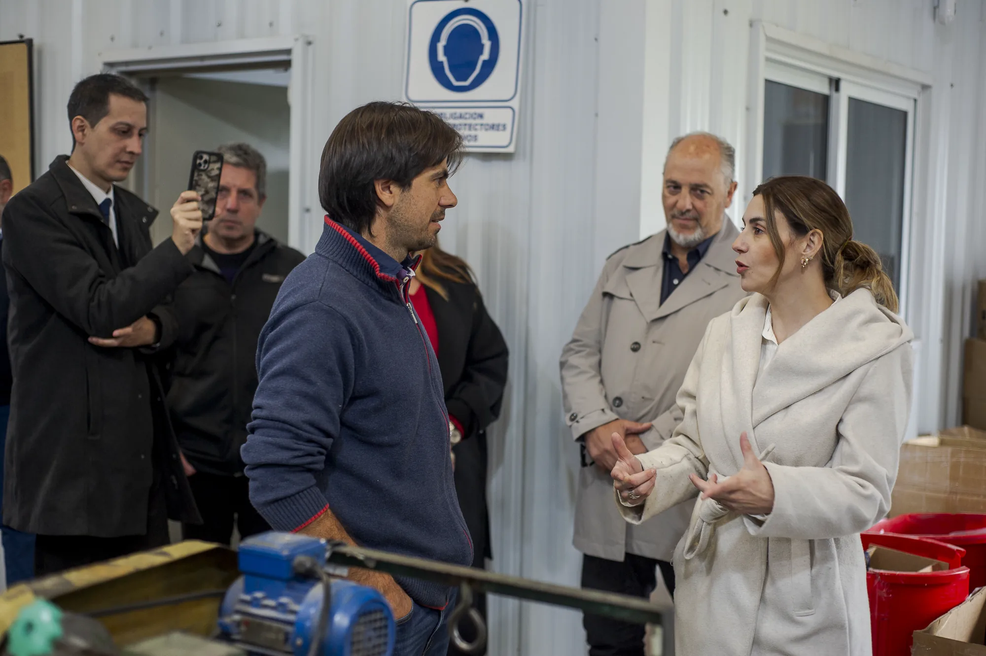Marcela Pagano durante una recorrida por establecimientos industriales de Berazategui, fotografía 5 de 12