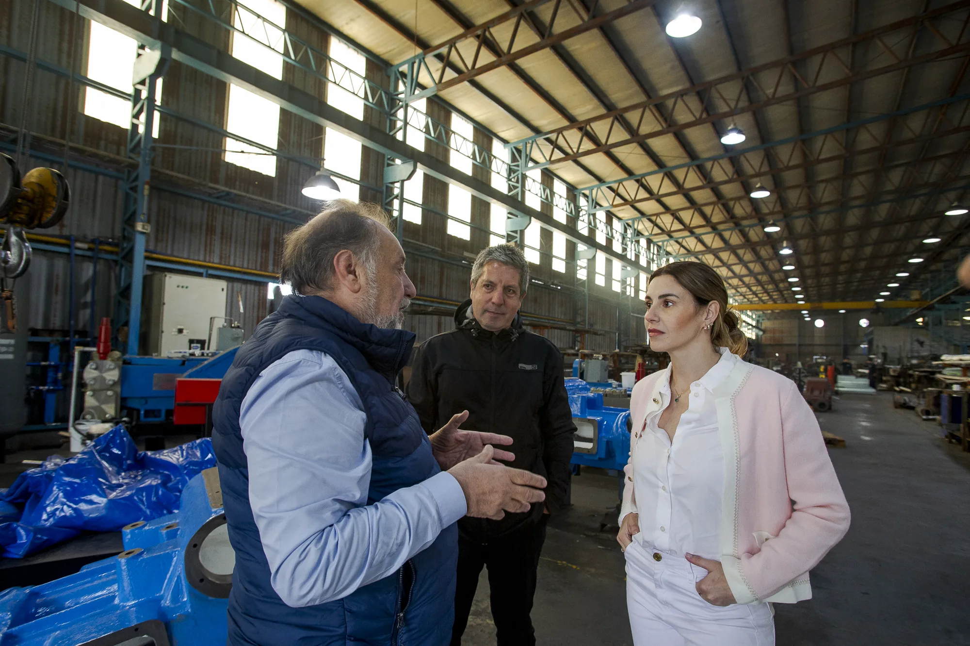 Marcela Pagano durante una recorrida por establecimientos industriales de Berazategui, fotografía 8 de 12