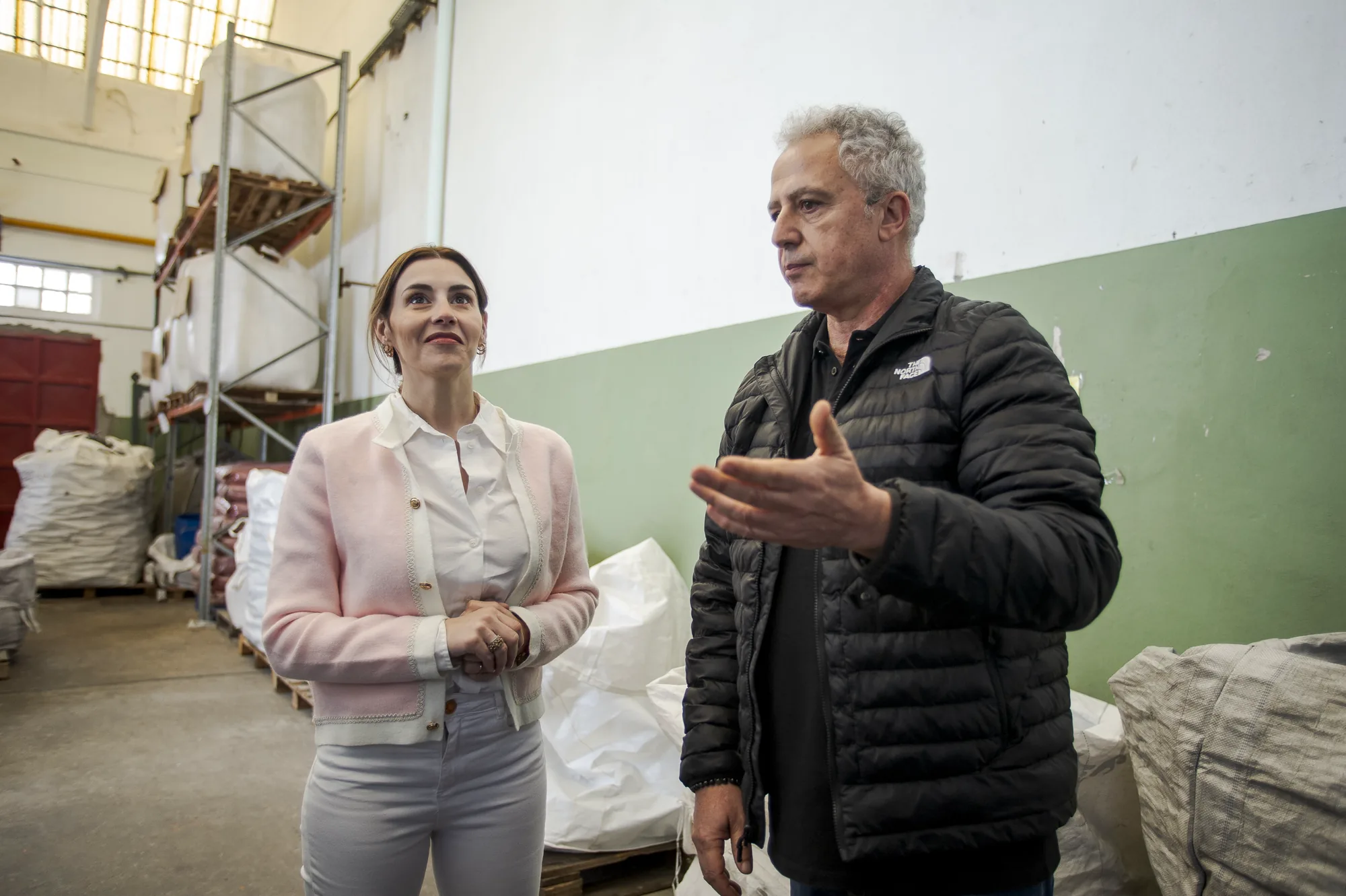 Marcela Pagano durante una recorrida por establecimientos industriales de Berazategui, fotografía 9 de 12