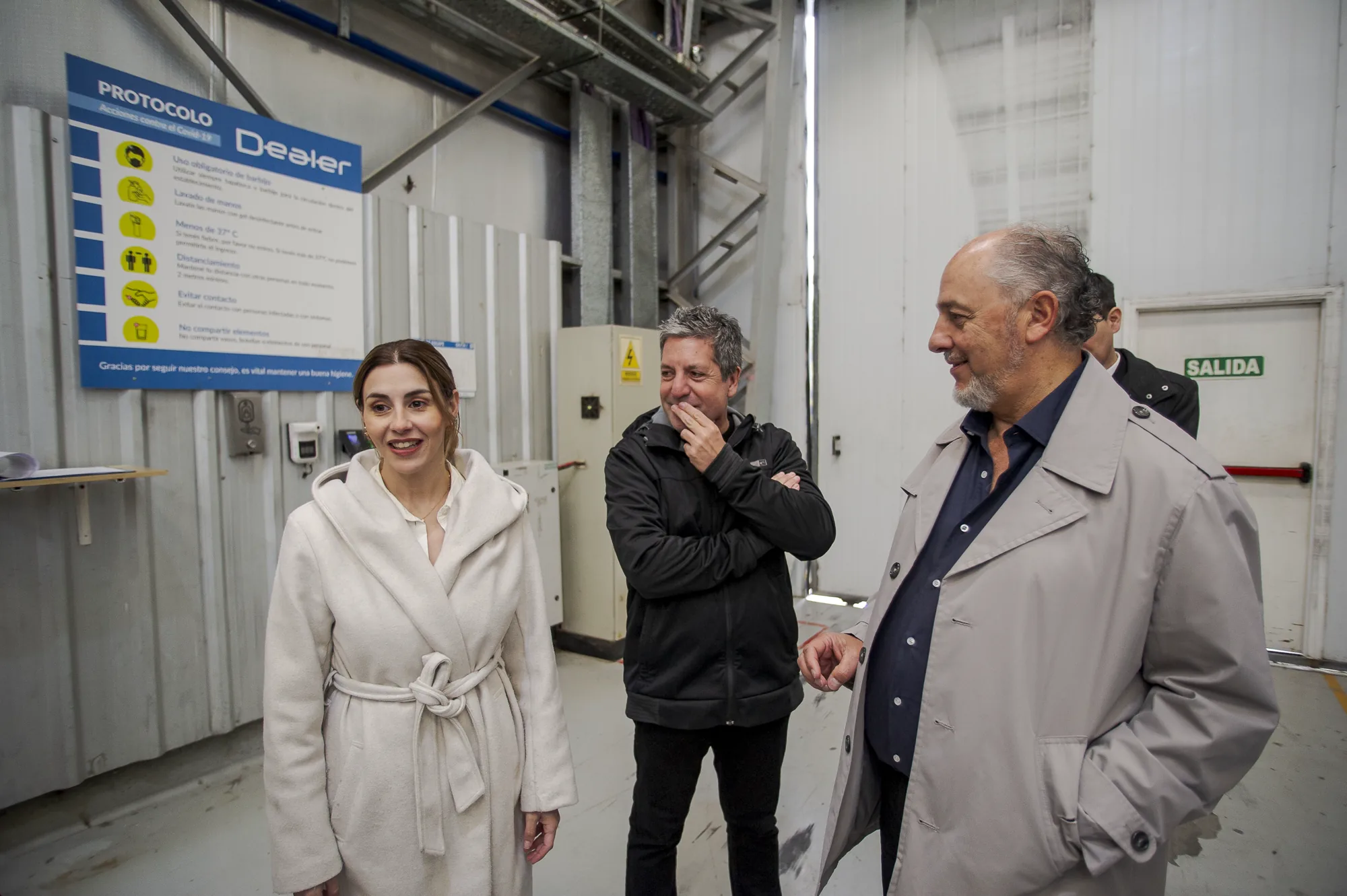 Marcela Pagano durante una recorrida por establecimientos industriales de Berazategui, fotografía 12 de 12